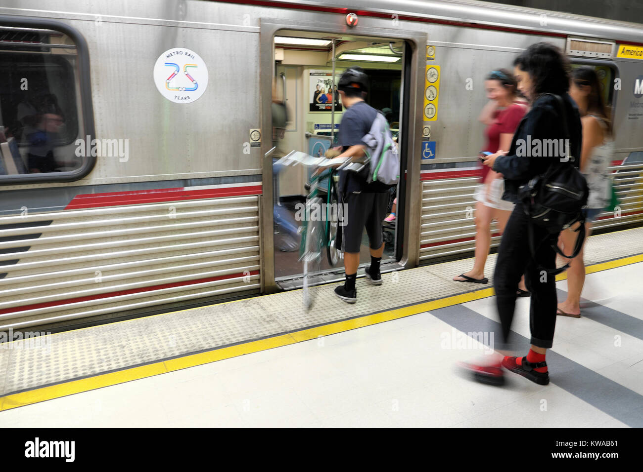 Die Menschen warten auf einen Zug in Pershing Square Metro U-Bahn-Station in der Innenstadt von Los Angeles, Kalifornien, USA KATHY DEWITT Stockfoto