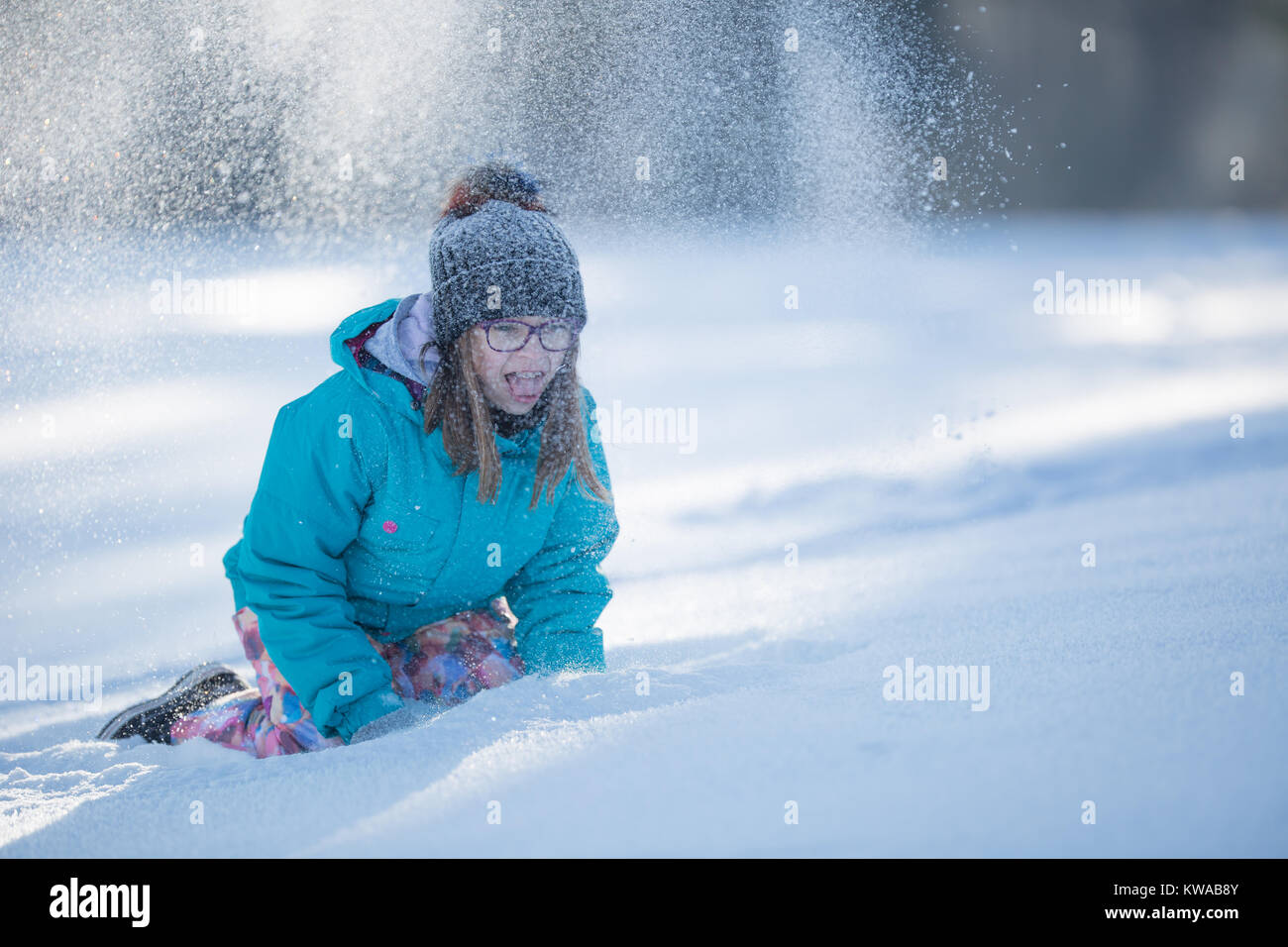 Glückliche junge pre-teen Mädchen in warme Kleidung spielen mit Schnee. Stockfoto