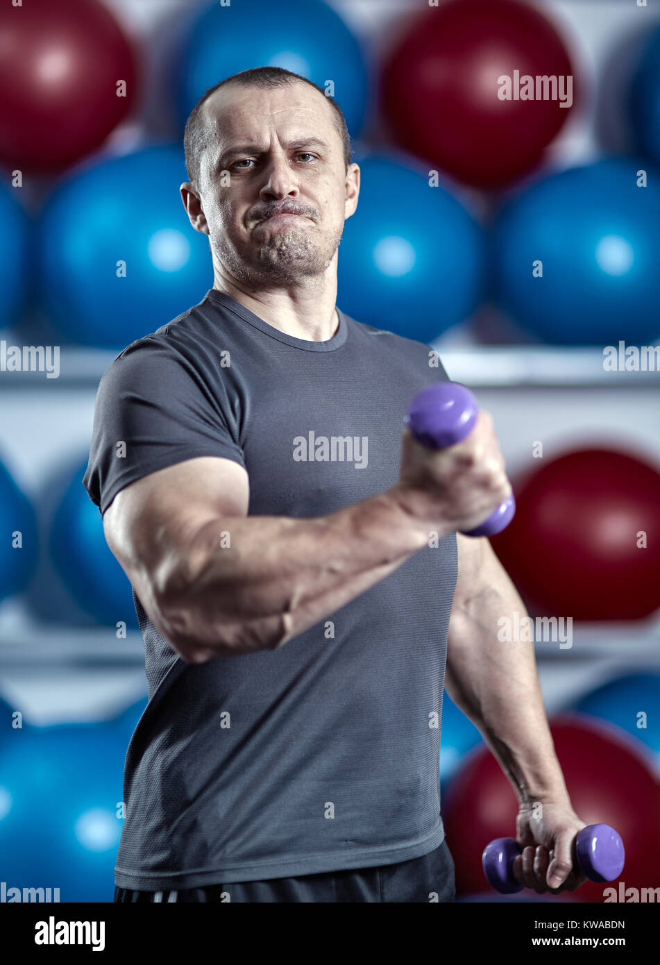 Lustig Bild Eines Grossen Starken Mann Mit Sehr Kleinen Hanteln Stockfotografie Alamy