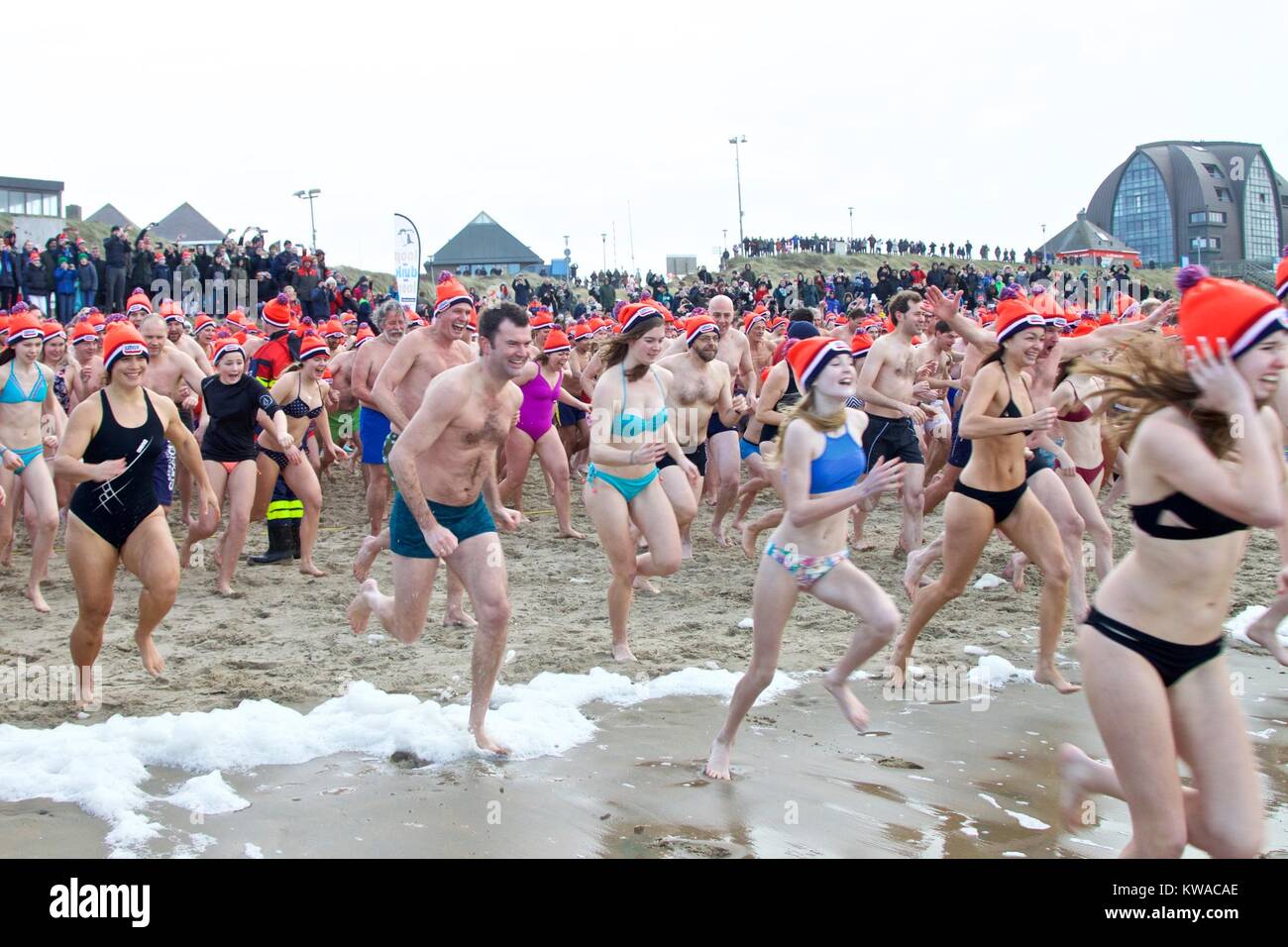 Bloemendaal, Niederlande. 1 Jan, 2018. Über eintausend Menschen tauchen Sie ein in das Meer während der Nieuwjaarsduik (das Neue Jahr Tauchen) in Bloemendaal, Niederlande, zum 1. Januar 2018. Quelle: Sylvia Lederer/Xinhua/Alamy leben Nachrichten Stockfoto