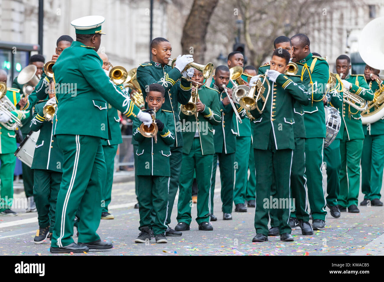 London, Großbritannien. 1 Jan, 2018. FAKI - der Kimbanguistischen Brass Band, einem in London basierten African Brass Band, durchführen. Ausübende Künstler, Bands und andere Teilnehmer der Massen bei Day Parade des 2018 in London das Neue Jahr (LNDYP), die von Piccadilly unterhalten, über Pall Mall und Trafalgar Square in Richtung Parliament Square, mit über 8.000 Künstler einschließlich Marching Bands, Cheerleadern, Nächstenliebe, historische Fahrzeuge und Gruppen aus der Londoner Stadtteilen. Credit: Imageplotter Nachrichten und Sport/Alamy leben Nachrichten Stockfoto