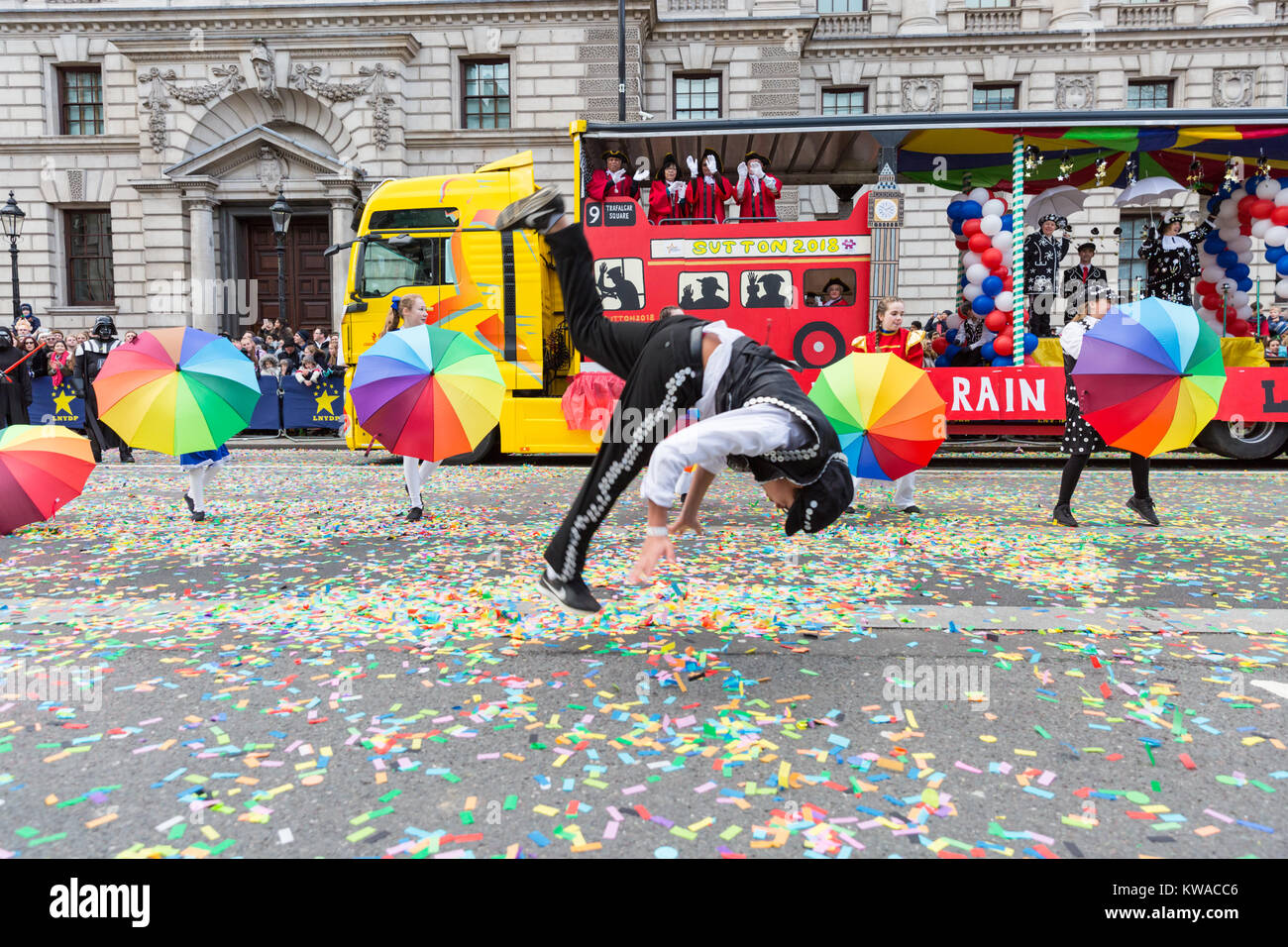 London, Großbritannien. 1 Jan, 2018. Teilnehmer aus dem Londoner Stadtteil Sutton in eine energetische Performance mit Akrobatik. Ausübende Künstler, Bands und andere Teilnehmer der Massen bei Day Parade des 2018 in London das Neue Jahr (LNDYP), die von Piccadilly unterhalten, über Pall Mall und Trafalgar Square in Richtung Parliament Square, mit über 8.000 Künstler einschließlich Marching Bands, Cheerleadern, Nächstenliebe, historische Fahrzeuge und Gruppen aus der Londoner Stadtteilen. Credit: Imageplotter Nachrichten und Sport/Alamy leben Nachrichten Stockfoto