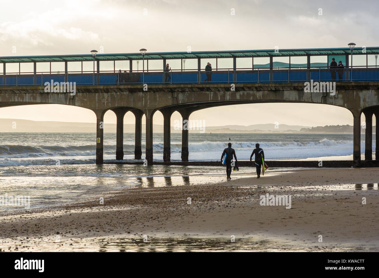 Boscombe Pier and Beach, Bournemouth, Dorset, Großbritannien. 1.. Januar 2018. Neujahr. Menschen und Surfer genießen einen erfrischenden Atem kalter Winterluft am Strand und am Pier. Stockfoto