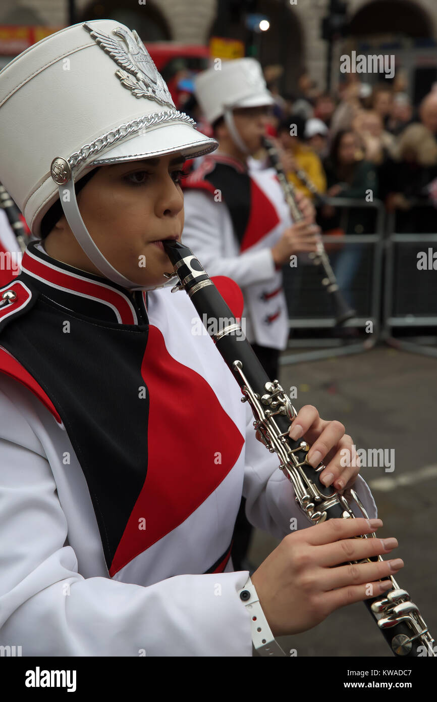 London, Großbritannien. 1 Jan, 2018. London New Years Day Parade erhält unterwegs mit über 10.000 Teilnehmer aus den USA, Großbritannien, Europa und darüber hinaus. Seit seiner ersten Parade im Jahr 1987 die Zahl von knapp 2000 Darstellern gewachsen. Es ist ein Spaß für die ganze Familie mit Musikern, Darstellern und Hin- und Herbewegungen, die Parade läuft von Piccadilly zum Parlament Straße. Credit: Keith Larby/Alamy leben Nachrichten Stockfoto