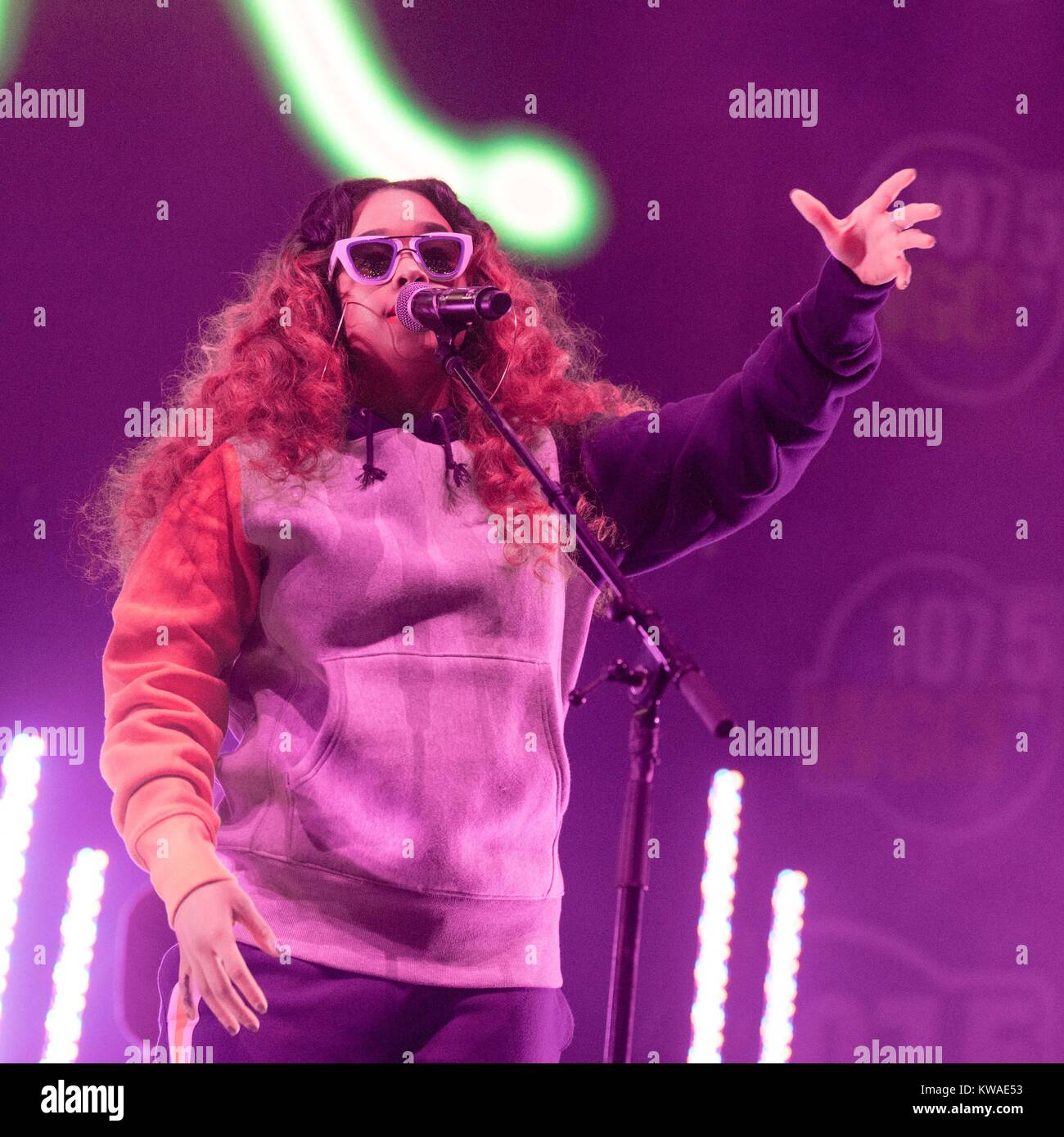 Dezember 30, 2017 - Chicago, Illinois, USA - GABRIELLA "GABI" WILSON (H.E.R.) während der 2017 WGCI Big Jam bei United Center in Chicago, Illinois (Bild: © Daniel DeSlover über ZUMA Draht) Stockfoto