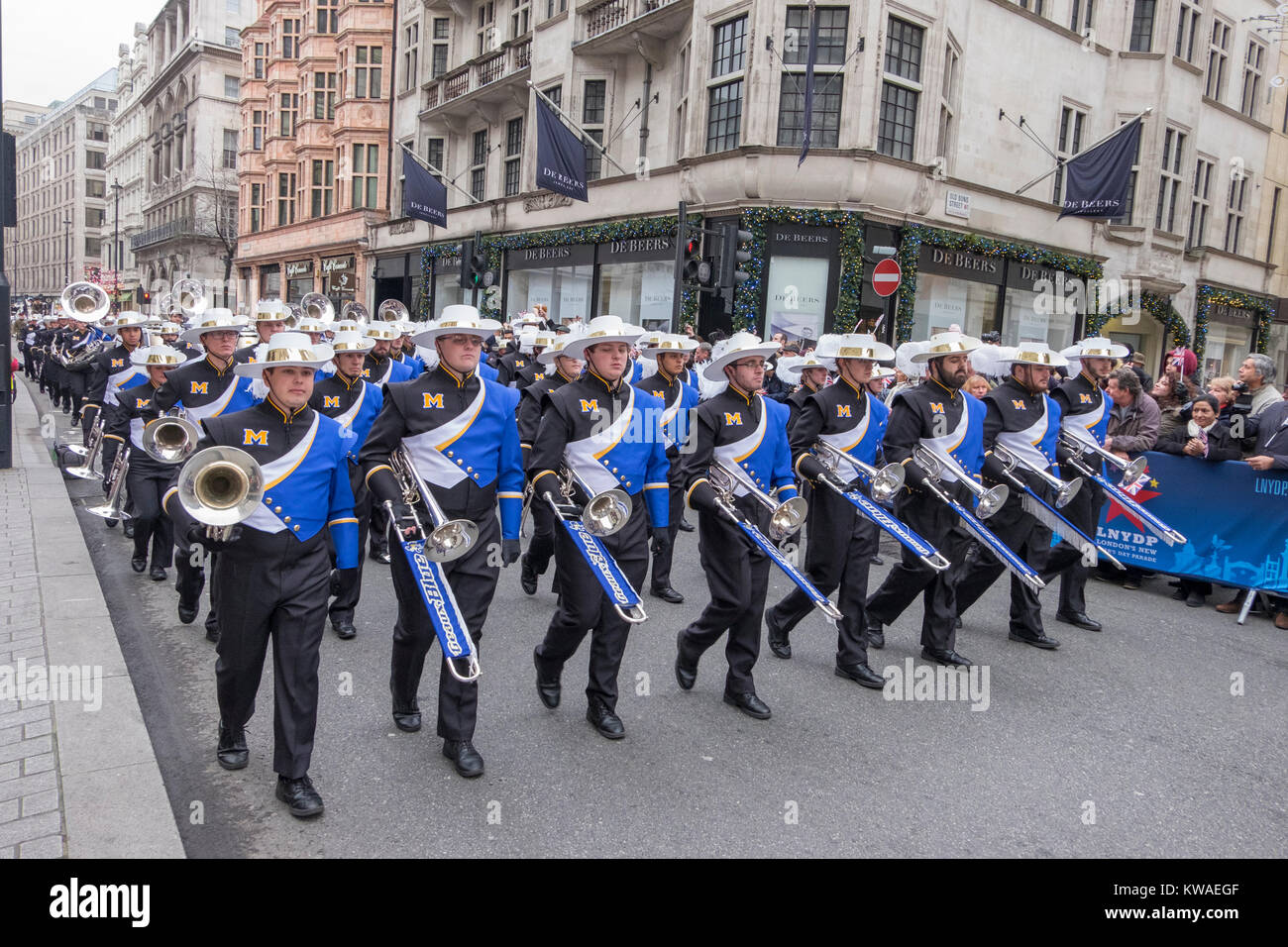 Central London, UK. 1 Jan, 2018. London's spektakuläre New Year's Day Parade beginnt um 12.00 Uhr im Piccadilly, die hinunter berühmten West End Durchgangsstraßen und beendete in Parliament Square um 15.00 Uhr. McNeese State University Cowboy Marching Band aus Louisiana USA führen die Parade in Piccadilly. Credit: Malcolm Park/Alamy Leben Nachrichten. Stockfoto