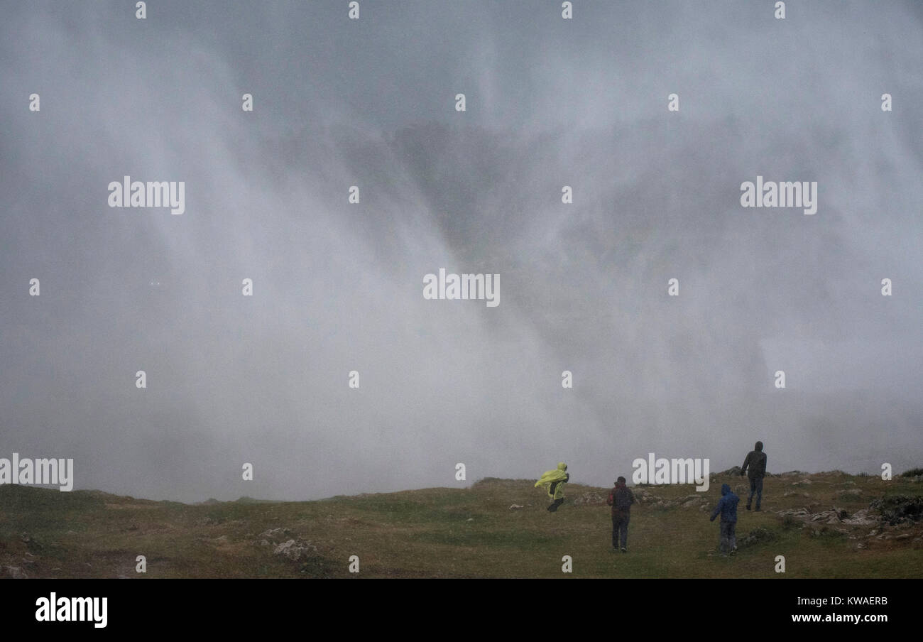 Llanes, Spanien. 01 Jan, 2018. Meerwasser ist an Land an der Geysire von "Bufones von Pria' am 01 Januar, 2018 in Llanes, Spanien. "Carmen" Sturm vom Atlantik bis nach Spanien gekommen ist, starke Winde, Regen- und Schneefälle für fast alle Länder. Asturien ist eingetragenes Böen orkanartige Boeen 100 km pro Stunde. Quelle: David Gato/Alamy leben Nachrichten Stockfoto