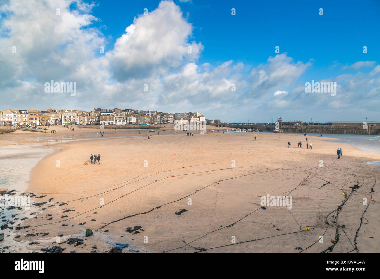 St Ives Cornwall UK, Montag, 1. Januar 2018: St Ives Harbour Beach Cornwall. Nicht erkennbare Personen, der Strand von St Ives ein beliebtes Touristenziel in Cornwall. Credit: Jennifer Jordan/Alamy leben Nachrichten Stockfoto