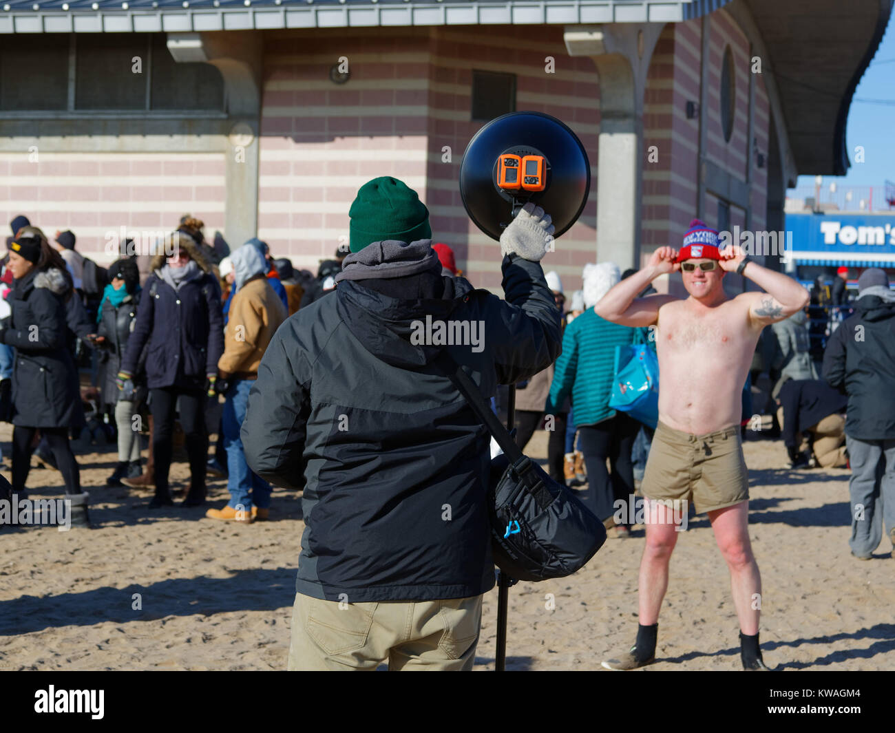 New York, USA. 01 Jan, 2018. Coney Island NYC jährliche Polar Bär Kopfsprung in den Hudson River Credit: Bob London/Alamy leben Nachrichten Stockfoto