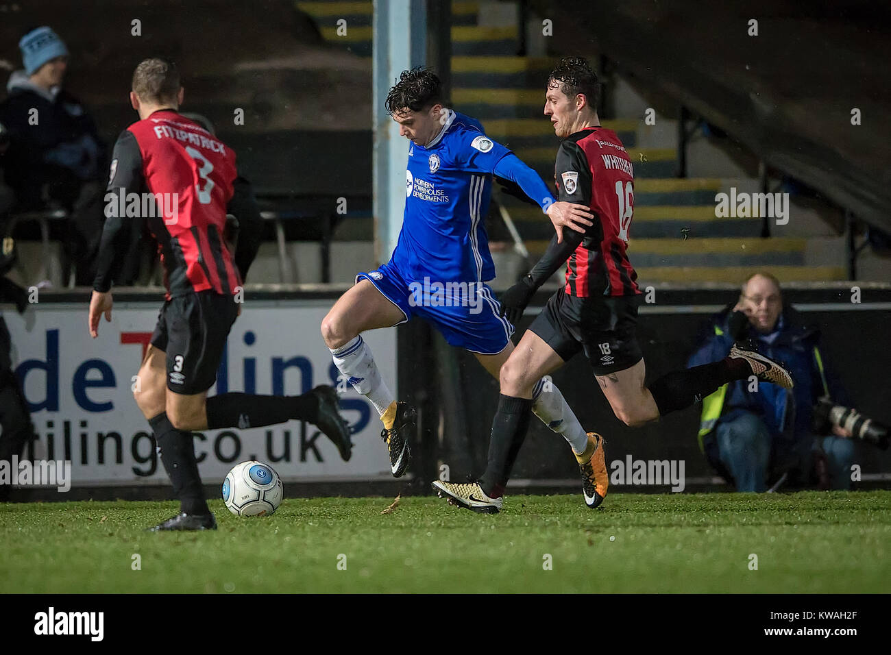 Halifax, Großbritannien. 01 Jan, 2018. Josh MacDonald (FC Halifax Town) ist von Danny Whitehead (Macclesfield Town) und David Fitzpatrick (Macclesfield Town) während der FC Halifax Town v Macclesfield in der Vanarama nationalen Liga Spiel am Montag, den 1. Januar 2018 Das MBI Shay Stadium, Halifax, West Yorkshire verfolgt. Foto von Mark P Doherty. Credit: Gefangen Light Fotografie begrenzt/Alamy leben Nachrichten Stockfoto