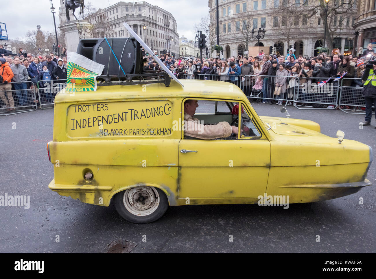 Central London, UK. 1 Jan, 2018. London's spektakuläre New Year's Day Parade beginnt um 12.00 Uhr im Piccadilly, die hinunter berühmten West End Durchgangsstraßen und beendete in Parliament Square. Traber unabhängigen Handel gelb Reliant robin Pässe Trafalgar Square. Credit: Malcolm Park/Alamy Leben Nachrichten. Stockfoto