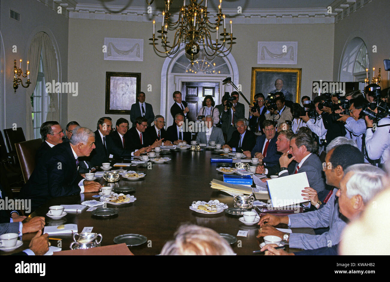 Washington, District of Columbia, USA. 15 Mai, 1990. Präsidenten der Vereinigten Staaten George H.W. Bush trifft sich mit Überparteilichen, zweikammersystem Congressional Budget Verhandlungsführer im Schaltschrank des Weißen Hauses in Washington, DC am 15. Mai 1990. Credit: Ron Sachs/CNP Credit: Ron Sachs/CNP/ZUMA Draht/Alamy leben Nachrichten Stockfoto