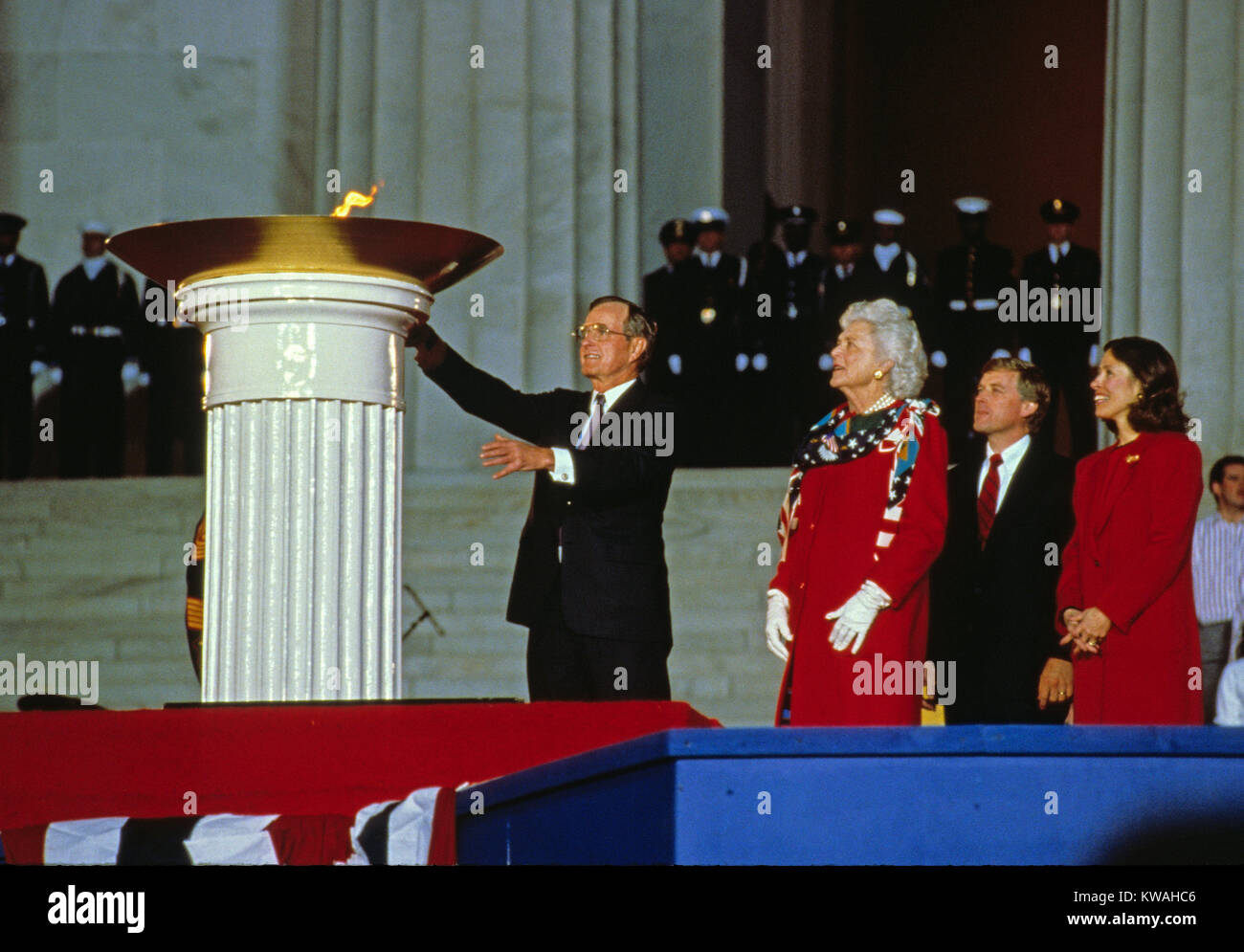 Washington, District of Columbia, USA. Jan, 1989 18. Usa-Präsidenten George H.W. Bush nimmt an der feierlichen Kerzenschein der Eröffnung seiner Amtseinführung am Lincoln Memorial in Washington, DC am 18. Januar 1989 abzuschließen. Von links nach rechts: Präsident Bush, Barbara Bush, Marilyn Quayle, und uns Vice President-elect Dan Quayle. Credit: Robert Trippett/Pool über CNP Credit: Robert Trippett/CNP/ZUMA Draht/Alamy leben Nachrichten Stockfoto