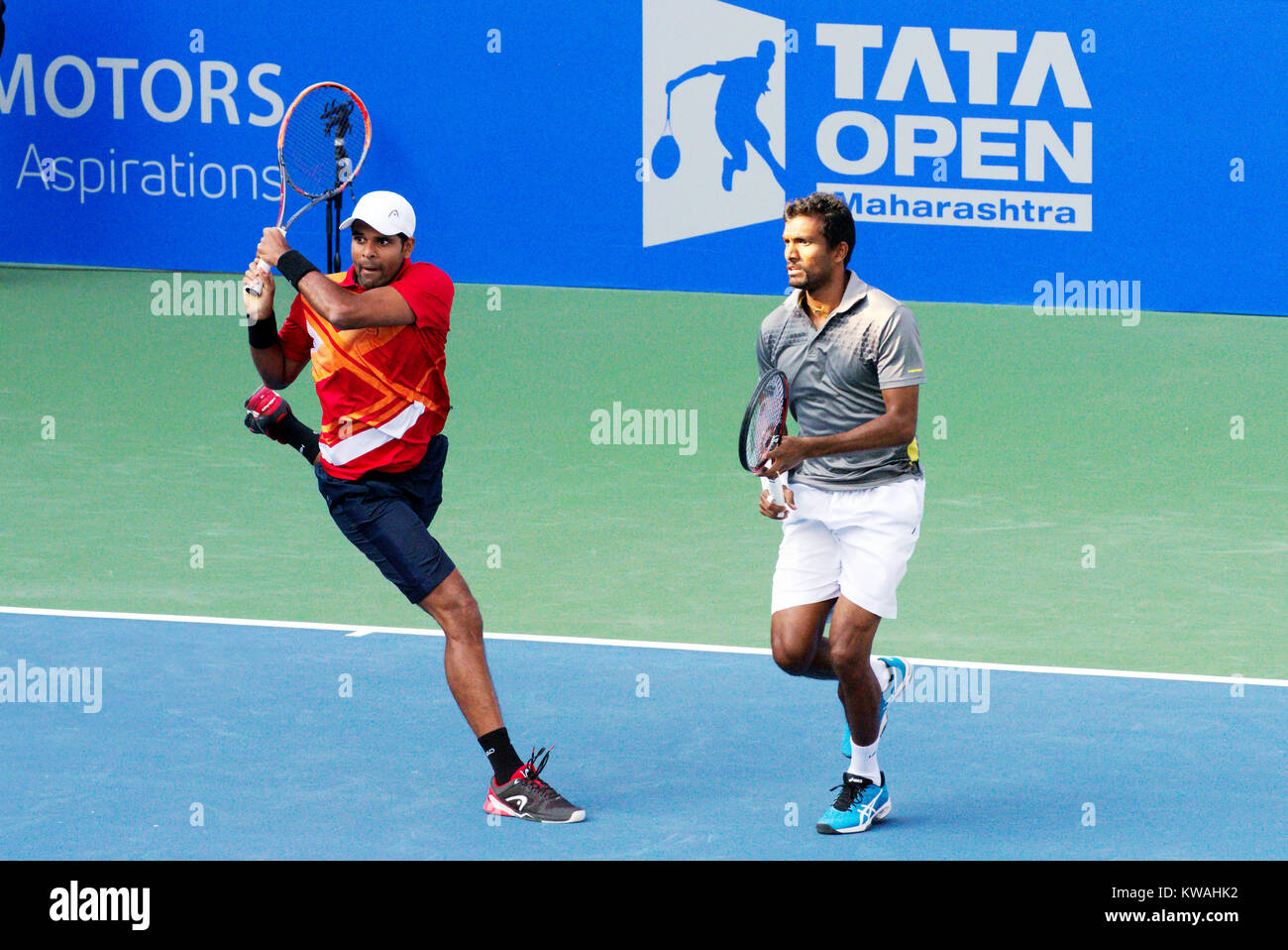 Pune, Indien. 1. Januar 2018. Vishnu Vardhan und N. Sriram Balaji, sowohl von Indien, in Aktion in der ersten Runde der Doppelkonkurrenz bei Tata Open Maharashtra am Mahalunge Balewadi Tennis Stadium in Pune, Indien. Credit: karunesh Johri/Alamy Leben Nachrichten. Stockfoto