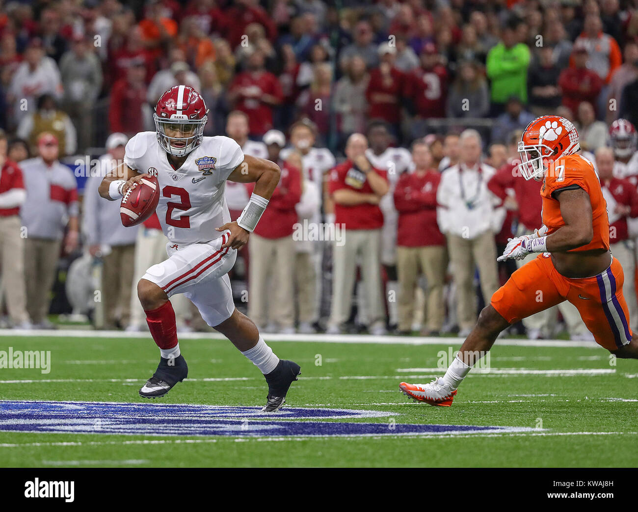 New Orleans, LA, USA. 1 Jan, 2018. Alabama Crimson Tide quarterback Jalen Tut Weh (2) Brötchen für einen Pass im ersten Quartal während der Allstate Sugar Bowl zwischen die Alabama Crimson Tide und die Clemson Tiger im Mercedes-Benz Superdome in New Orleans, La. John Glaser/CSM/Alamy leben Nachrichten Stockfoto