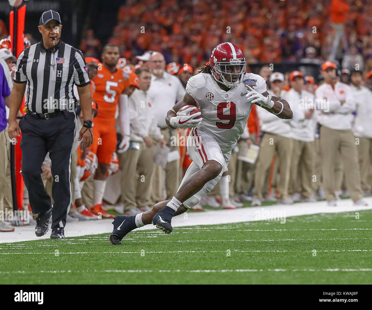 New Orleans, LA, USA. 1 Jan, 2018. Alabama Crimson Tide zurück laufen Bo Scarbrough (9) Läuft für Yards nach einem catch Im ersten Quartal während der Allstate Sugar Bowl zwischen die Alabama Crimson Tide und die Clemson Tiger im Mercedes-Benz Superdome in New Orleans, La. John Glaser/CSM/Alamy leben Nachrichten Stockfoto