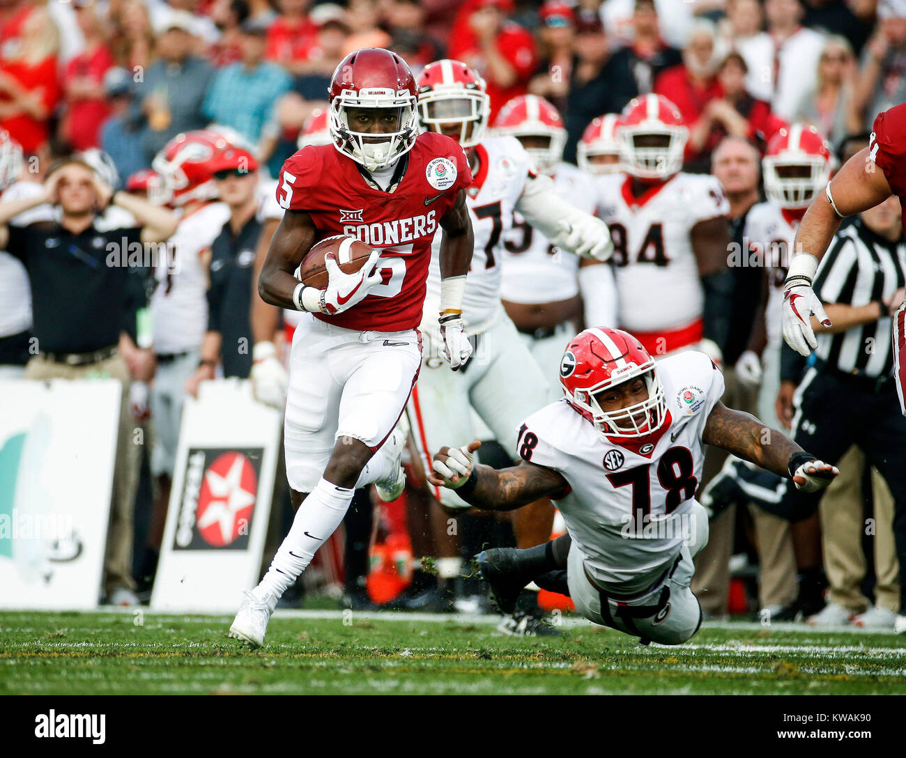 Pasadena, USA. 1 Jan, 2018. Oklahoma Sooners" Marquise Braun (L) läuft der Ball vor einem Angriff zu versuchen, durch Georgia Bulldogs' Trenton Thompson in den Rose Bowl NCAA College Football Spiel in Pasadena, Kalifornien, USA, 1. Januar 2018. Georgia Bulldogs gewann 54-48 in den überstunden. Credit: Zhao Hanrong/Xinhua/Alamy leben Nachrichten Stockfoto