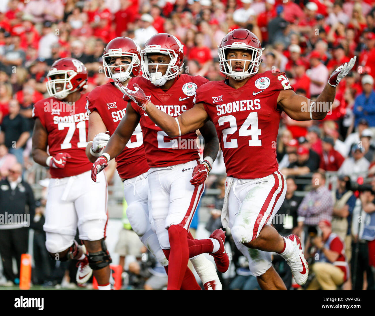 Pasadena, USA. 1 Jan, 2018. Oklahoma Sooners" Marquise Braun (1. R) feiert nach einen Touchdown gegen Georgia Bulldogs während des Rose Bowl NCAA College Football Spiel in Pasadena, Kalifornien, USA, 1. Januar 2018. Georgia Bulldogs gewann 54-48 in den überstunden. Credit: Zhao Hanrong/Xinhua/Alamy leben Nachrichten Stockfoto