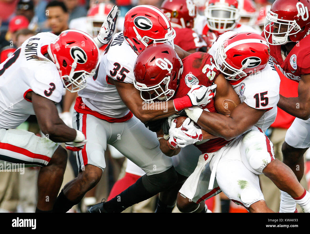 Pasadena, USA. 1 Jan, 2018. Oklahoma Sooners" Rodney Anderson (C) läuft die Kugel im Kampf gegen Druck von Georgia Bulldogs' Spieler während der Rose Bowl NCAA College Football Spiel in Pasadena, Kalifornien, USA, 1. Januar 2018. Georgia Bulldogs gewann 54-48 in den überstunden. Credit: Zhao Hanrong/Xinhua/Alamy leben Nachrichten Stockfoto