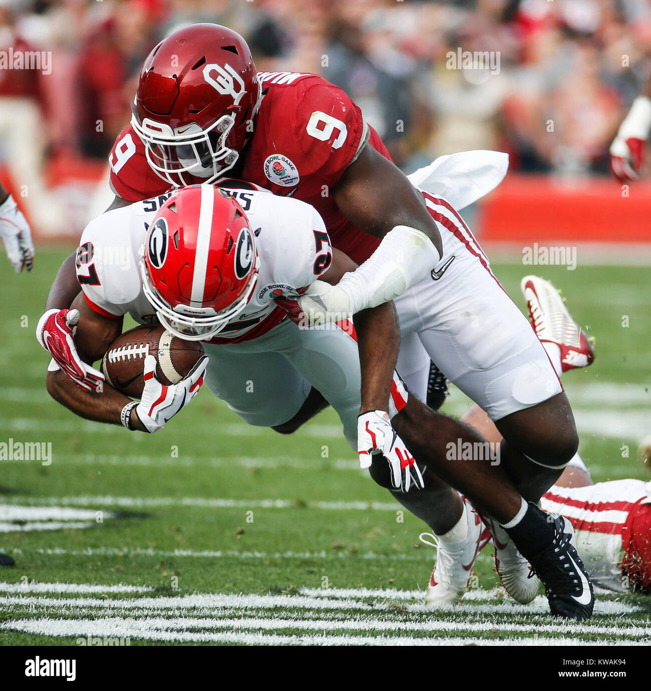 Pasadena, USA. 1 Jan, 2018. Georgia Bulldogs' John Atkins (Unten) wird durch Oklahoma Sooners' CeeDee Lamm während des Rose Bowl NCAA College Football Spiel in Pasadena, Kalifornien, USA, 1. Januar 2018 in Angriff genommen. Georgia Bulldogs gewann 54-48 in den überstunden. Credit: Zhao Hanrong/Xinhua/Alamy leben Nachrichten Stockfoto