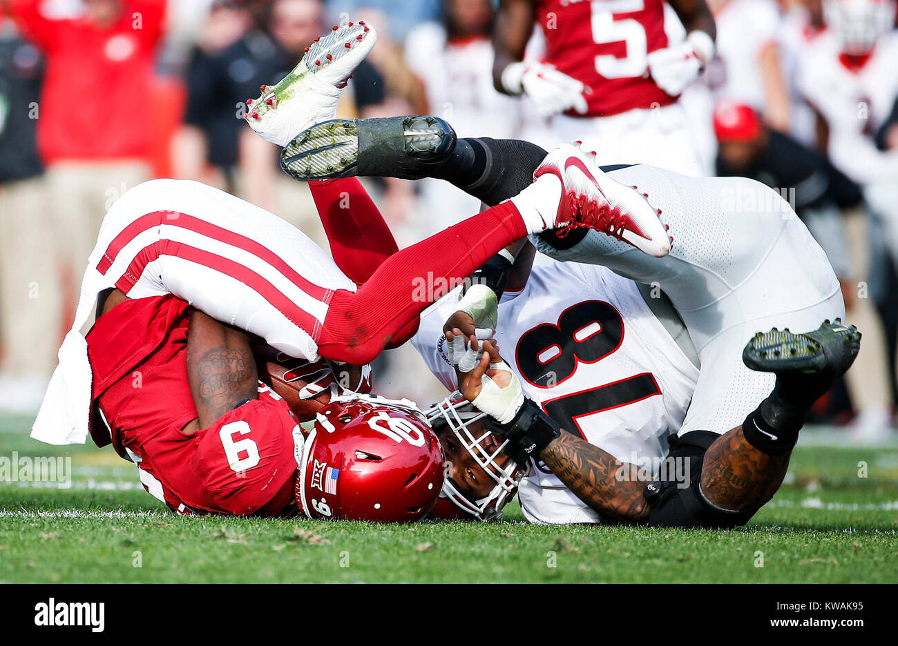 Pasadena, USA. 1 Jan, 2018. Oklahoma Sooners' CeeDee Lamm (L) stürzt mit Georgia Bulldoggen "D'MHayes in der Rose Bowl NCAA College Football Spiel in Pasadena, Kalifornien, USA, 1. Jan., 2018 arcus. Georgia Bulldogs gewann 54-48 in den überstunden. Credit: Zhao Hanrong/Xinhua/Alamy leben Nachrichten Stockfoto