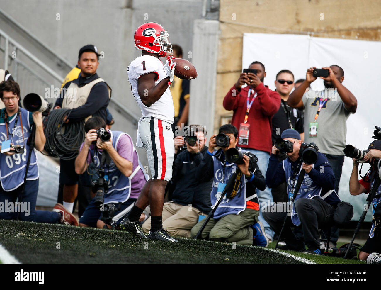 Pasadena, USA. 1 Jan, 2018. Georgia Bulldogs' Sony Michel (Vorne) feiert nach einen Touchdown gegen Oklahoma Sooners während des Rose Bowl NCAA College Football Spiel in Pasadena, Kalifornien, USA, 1. Januar 2018. Georgia Bulldogs gewann 54-48 in den überstunden. Credit: Zhao Hanrong/Xinhua/Alamy leben Nachrichten Stockfoto