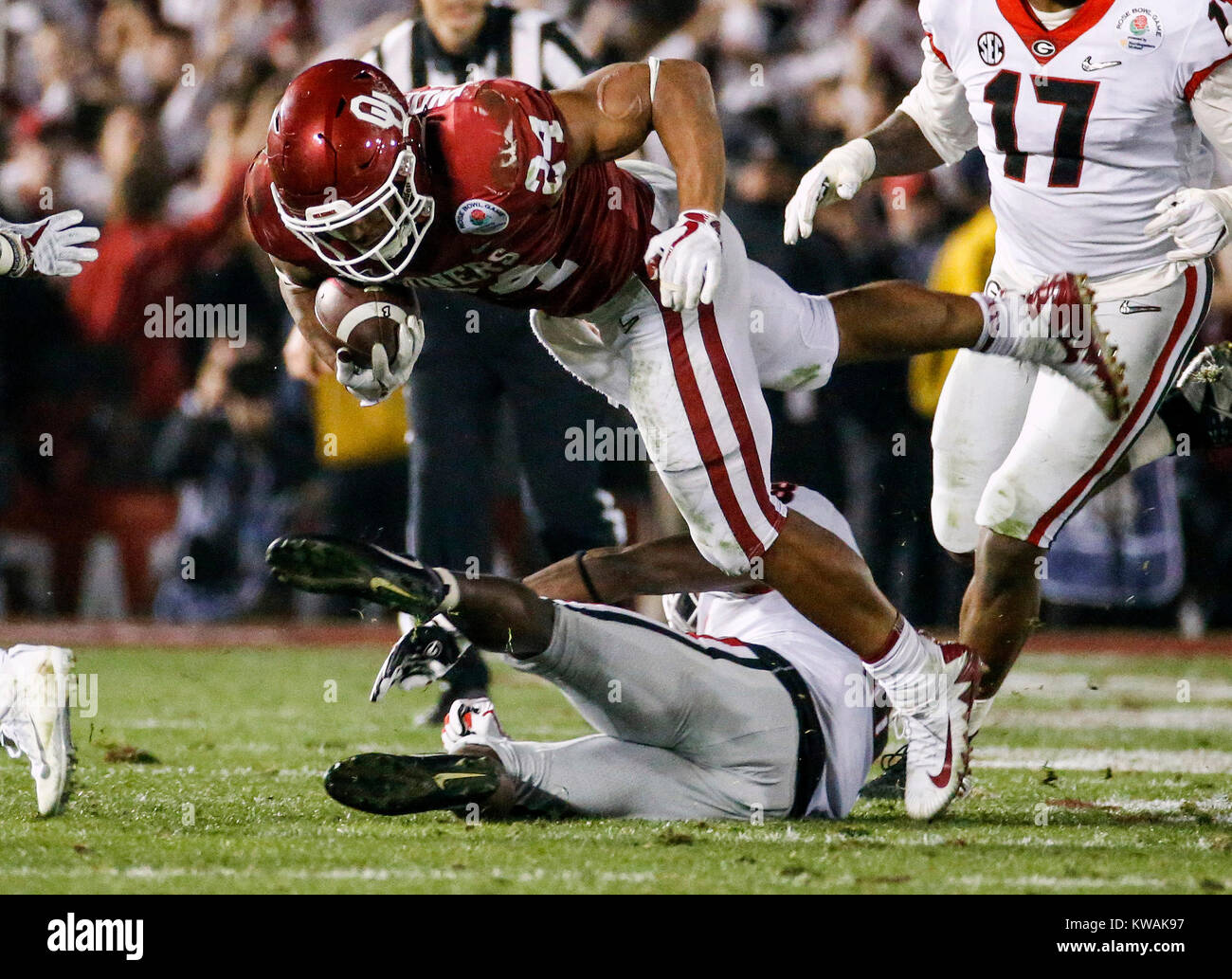 Pasadena, USA. 1 Jan, 2018. Oklahoma Sooners" Rodney Anderson (Oben) ist durch Georgia Bulldogs' J.R. in Angriff genommen Reed während des Rose Bowl NCAA College Football Spiel in Pasadena, Kalifornien, USA, 1. Januar 2018. Georgia Bulldogs gewann 54-48 in den überstunden. Credit: Zhao Hanrong/Xinhua/Alamy leben Nachrichten Stockfoto