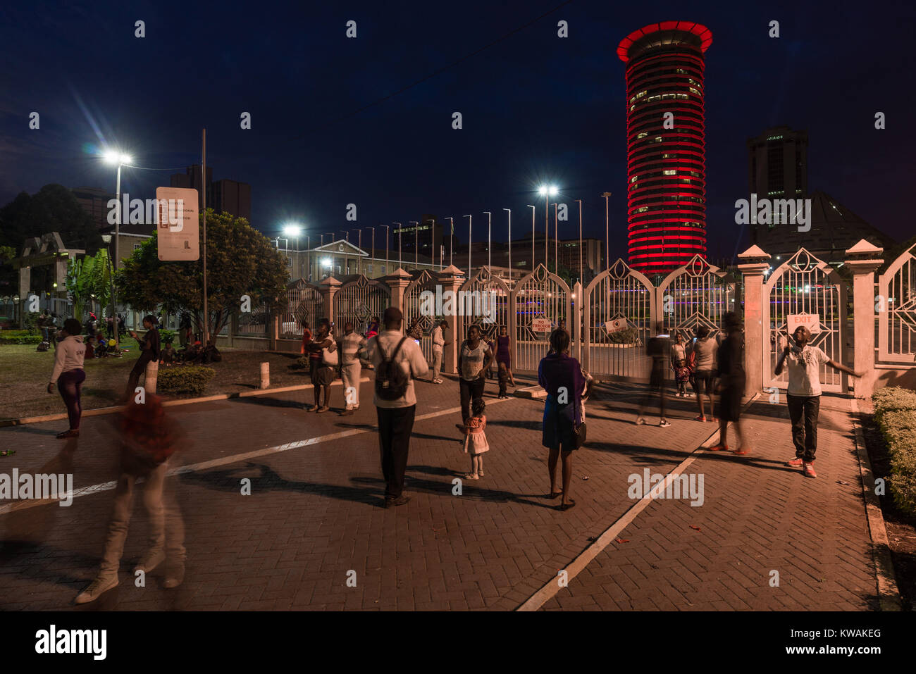 Nairobi, Kenia. 1 Jan, 2018. Kenianer stehen außerhalb der Kenyatta International Conference Center KICC am Tag der neuen Jahre, die sich in Farbe leuchtet, um das neue Jahr zu feiern. Stockfoto