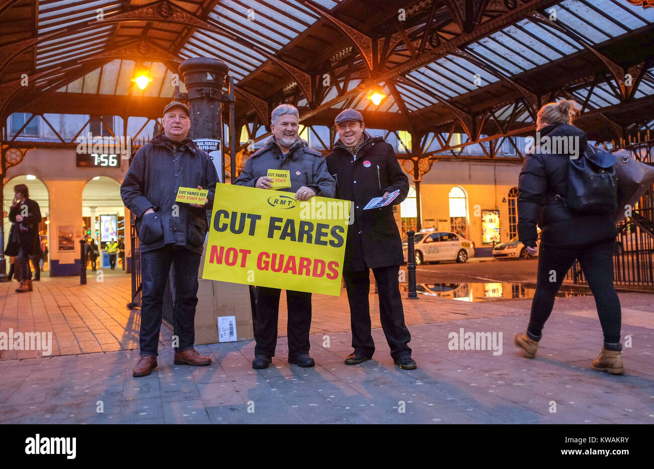 Brighton, UK. 2 Jan, 2018. Mitglieder der RMT-union und der Labour Party protestieren außerhalb der Bahnhof von Brighton heute morgen gegen den bahntarif steigt in Großbritannien, die von durchschnittlich 3,4 Prozent haben heute: Simon Dack/Alamy leben Nachrichten Stockfoto