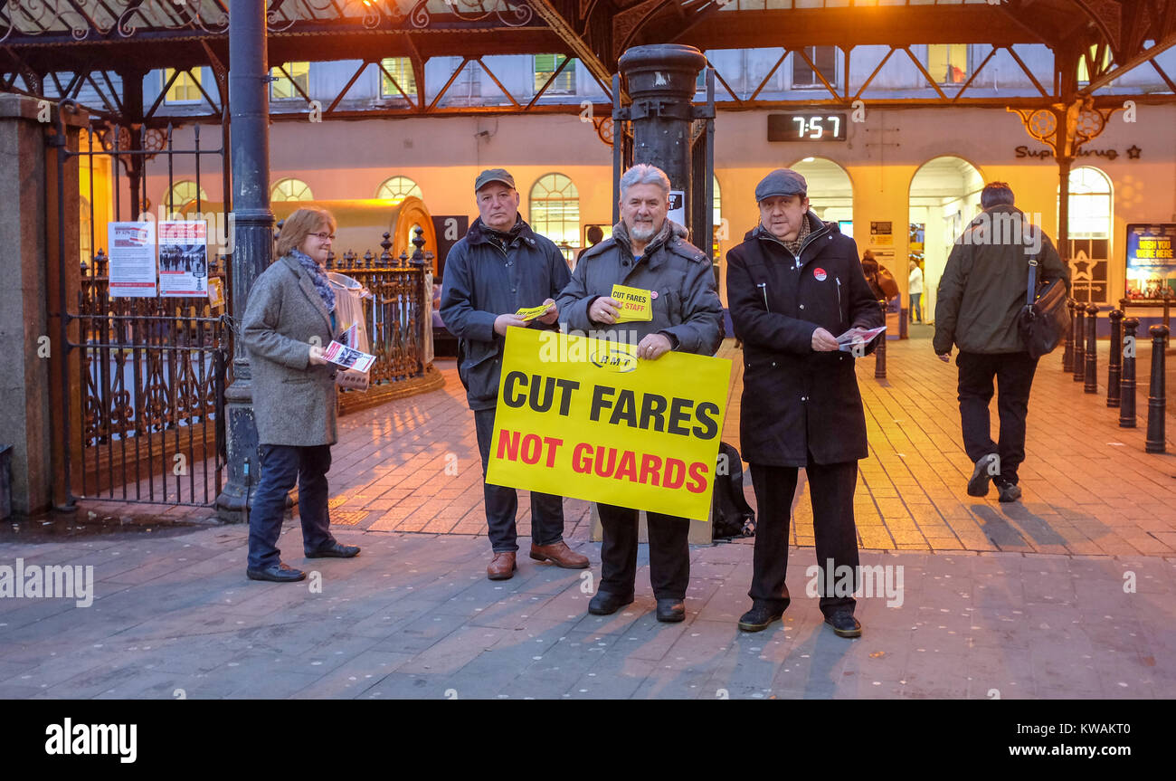 Brighton, UK. 2 Jan, 2018. Mitglieder der RMT-union und der Labour Party protestieren außerhalb der Bahnhof von Brighton heute morgen gegen den bahntarif steigt in Großbritannien, die von durchschnittlich 3,4 Prozent haben heute: Simon Dack/Alamy leben Nachrichten Stockfoto