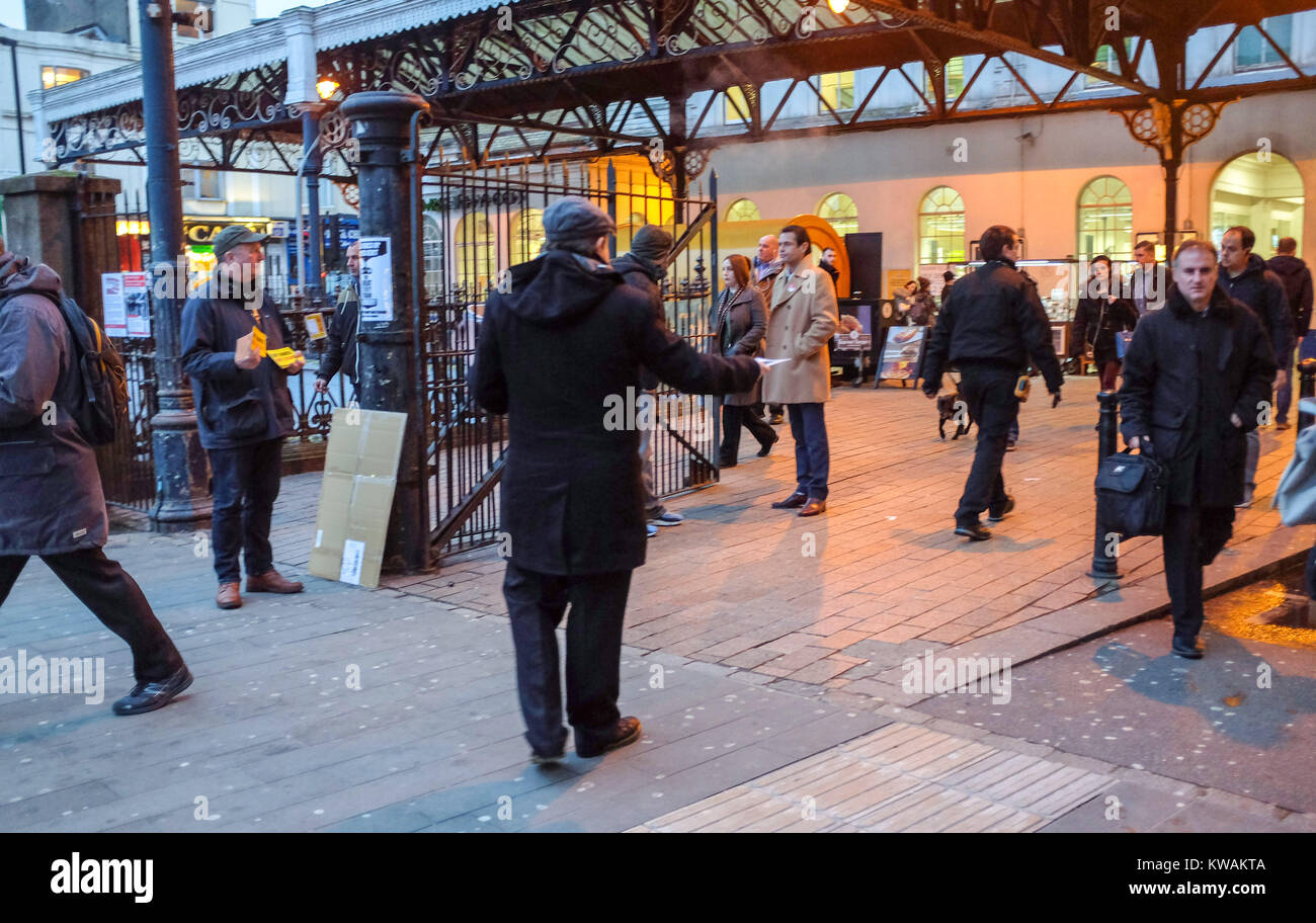 Brighton, UK. 2 Jan, 2018. Mitglieder der RMT-union und der Labour Party protestieren außerhalb der Bahnhof von Brighton heute morgen gegen den bahntarif steigt in Großbritannien, die von durchschnittlich 3,4 Prozent haben heute: Simon Dack/Alamy leben Nachrichten Stockfoto