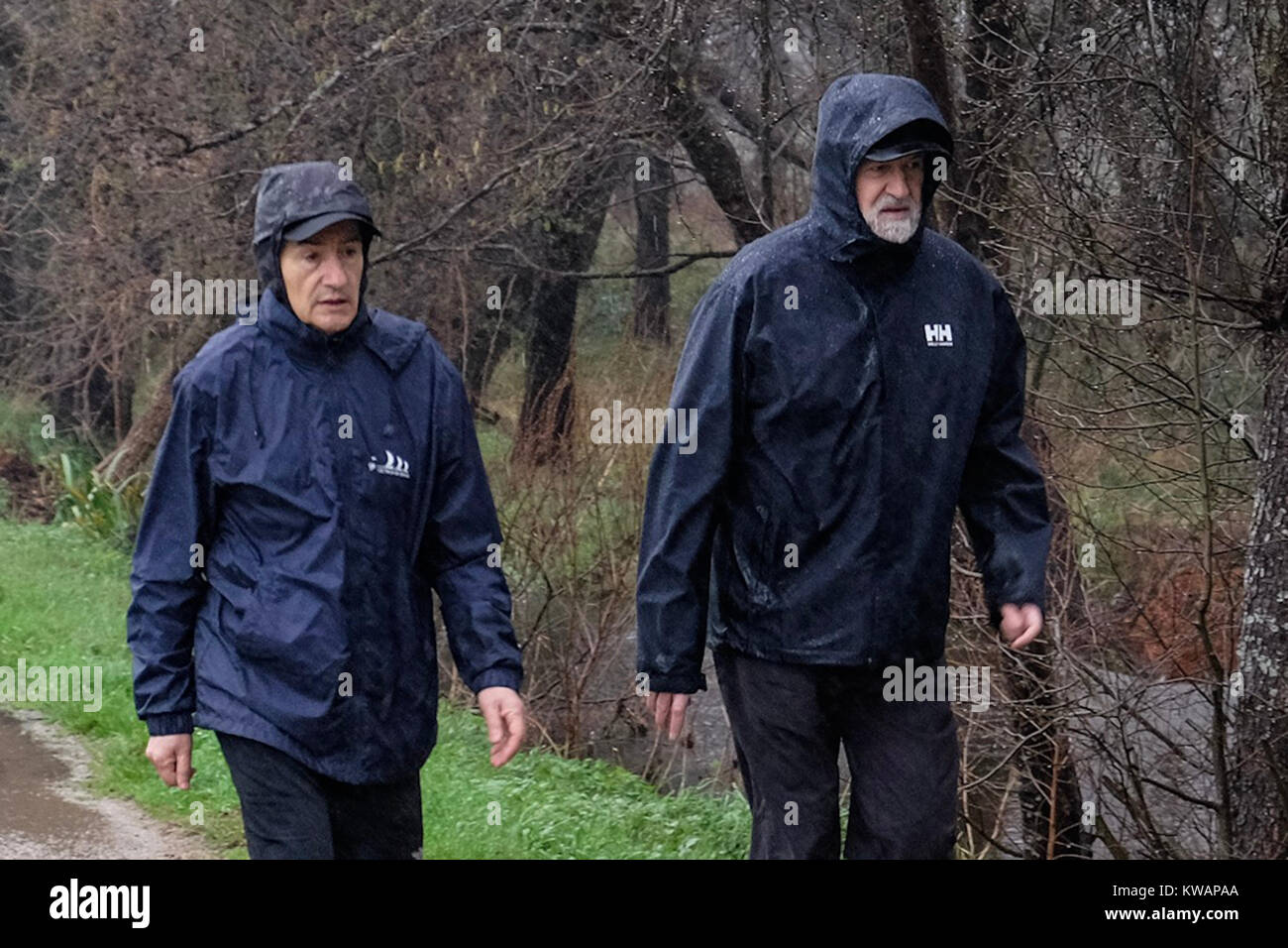 Präsident der Regierung Mariano Rajoy, begleitet von José Benito, für einen Spaziergang entlang der Ruta de Pedra e Da Auga de Torrelodones an einem verregneten Morgen in Ponevedra Januar 2, 2018 Quelle: Gtres Información más Comuniación auf Linie, S.L./Alamy leben Nachrichten Stockfoto