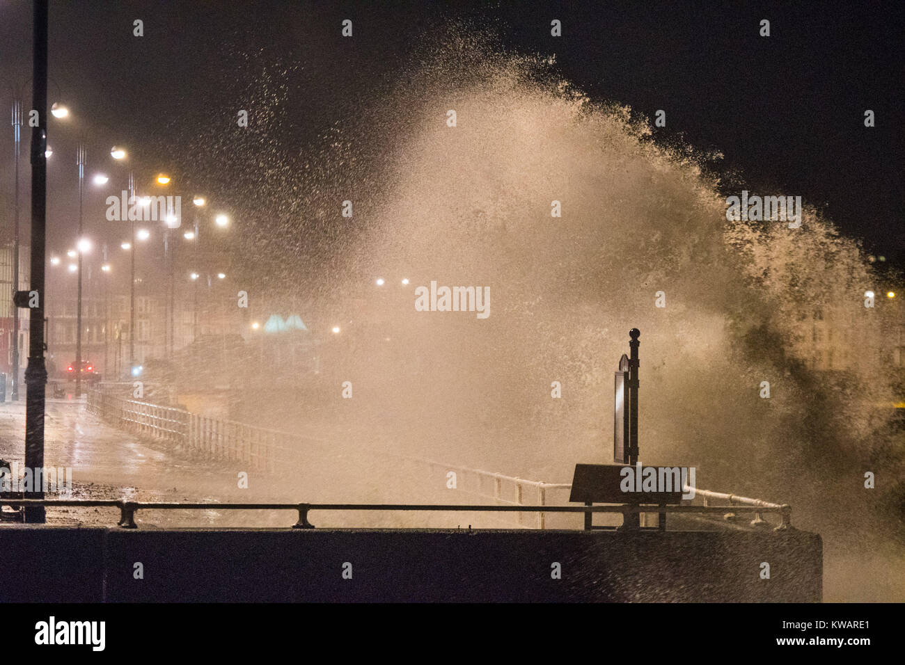 Aberystwyth Wales UK, Dienstag, 02. Januar 2018 UK Wetter: Sturm Eleanor, die fünfte benannte Sturm des Winters, hits Aberystwyth Wales, mit westliche Winde mit Böen bis zu 80 mph, riesige Wellen gegen das Meer Verteidigung bei Flut nur nach 8 Uhr in der Nacht auf Dienstag Gelb Warnungen für Wind und Überschwemmungen haben durch die Met Office ausgestellt wurde für die ganze von England und Wales, mit der Gefahr von Sach- und BU-Schäden größten am westlichen Ufer des Landes Foto: Keith Morris/Alamy leben Nachrichten Stockfoto