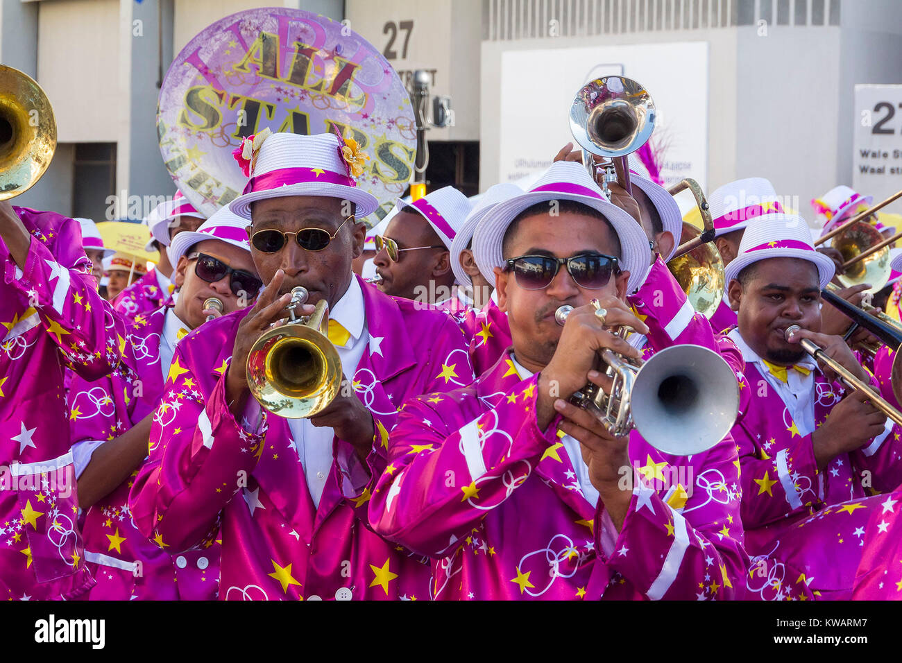 Kapstadt, Südafrika. 2 Jan, 2018. Spielleute spielen die Posaunen während der spielmann Parade in Kapstadt, Südafrika, Jan. 2, 2018. Die jährlichen Minstrel Parade fand in Kapstadt am Dienstag statt und bringt das Neue Jahr Feiern zu einem Höhepunkt. Credit: Werner Herboth/Xinhua/Alamy leben Nachrichten Stockfoto