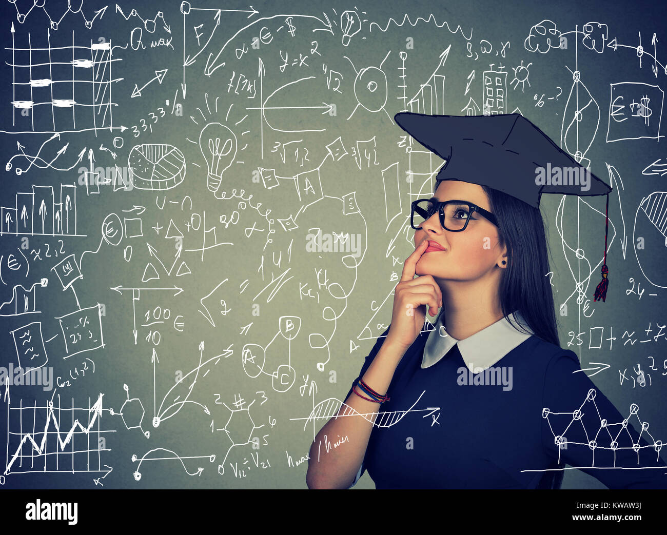 Junge intelligente Frau in Gap Erkundung Formeln und Wissenschaft auf der Suche überzeugt und begeistert. Stockfoto