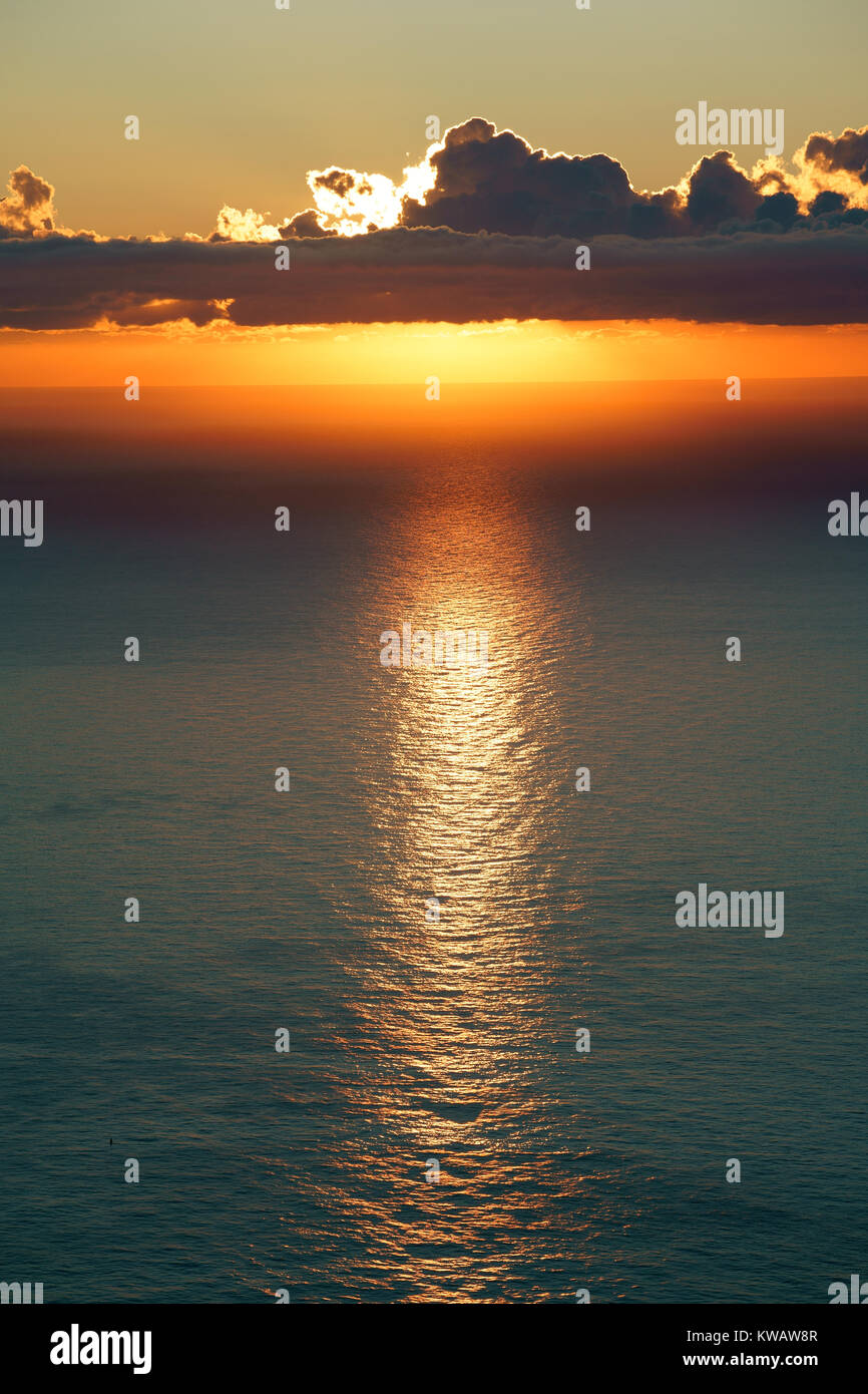 Lange Spiegelung des Mittelmeers bei Sonnenaufgang, aus einer Höhe von 550 m ü.d.M. betrachtet. La Turbie, Französische Riviera, Alpes-Maritimes, Frankreich. Stockfoto