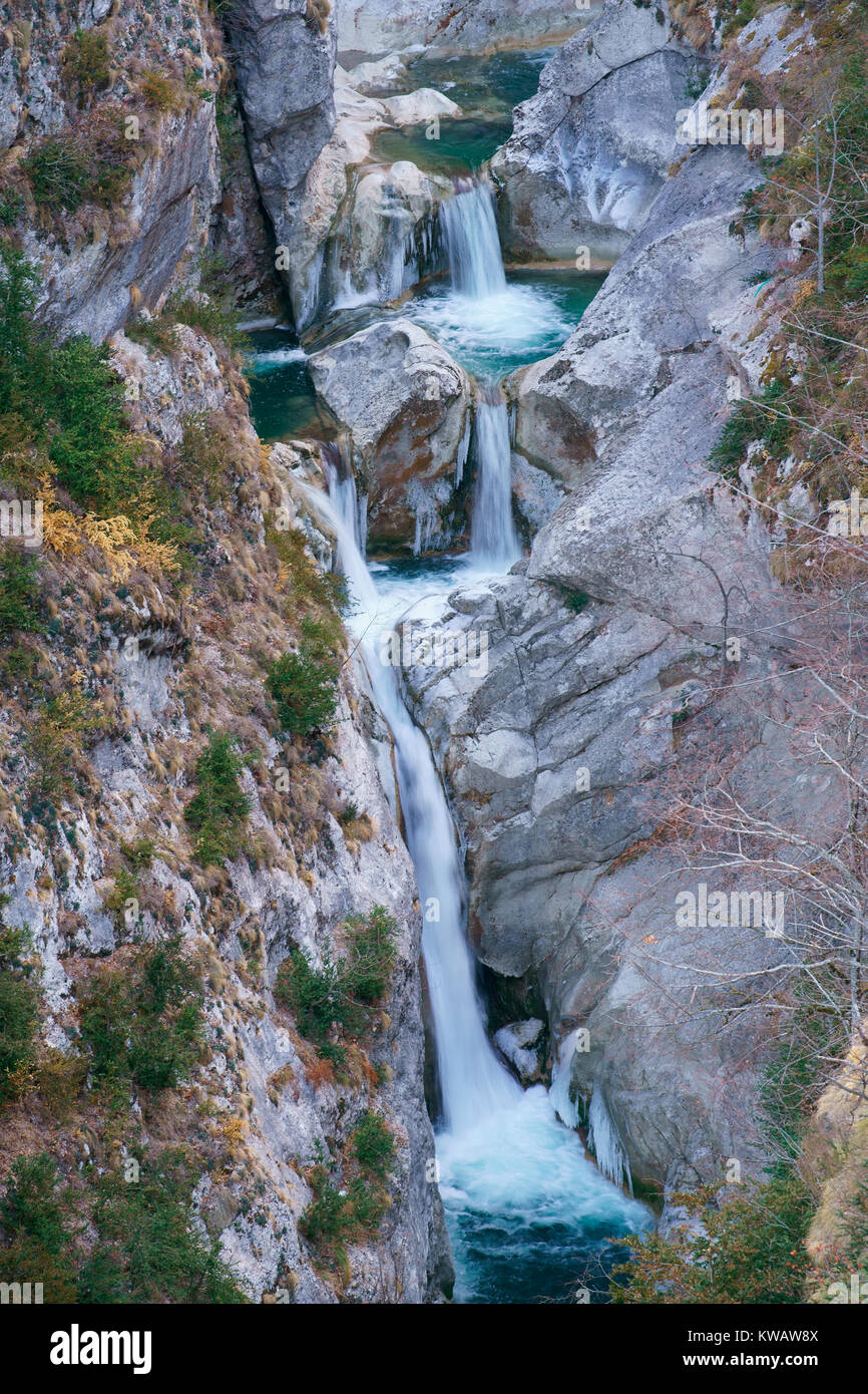 Mehrstufiger Wasserfall mit Tauchbecken. Clue de Saint-Auban, Alpes-Maritimes, Frankreich. Stockfoto