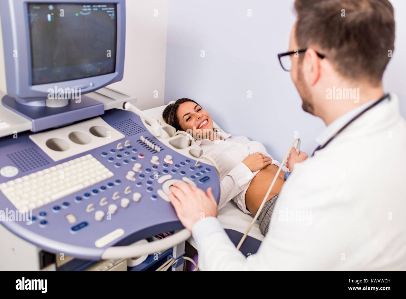 Gerne Mitte der erwachsenen weiblichen Patienten durch abdomen Ultraschall an der Klinik Stockfoto