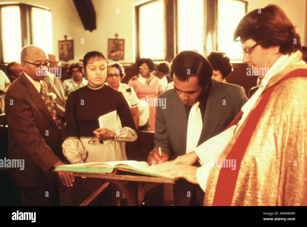 Eine Familie Zeichen der Kirche Registry an der Kirche des Messias nach Babys getauft wurden, South Side von Chicago, Illinois, August, 1973. Mit freundlicher Genehmigung der nationalen Archive. Stockfoto