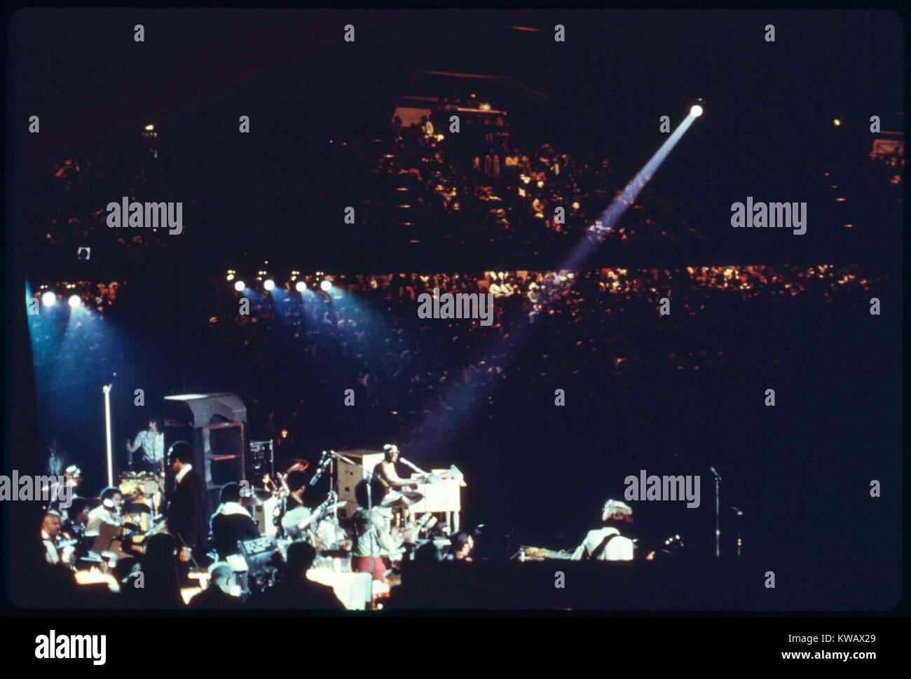 Soulsänger Isaac Hayes und seine Band auf der Internationalen Amphitheater in Chicago, Illinois, Oktober, 1973. Stockfoto