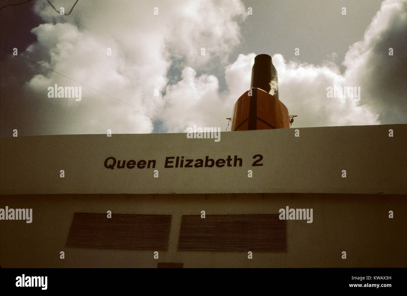 Ein Blick auf den Trichter und der Name des Schiffes an Bord der Queen Elizabeth 2 Ocean Liner, 1975. Stockfoto Ein Blick auf den Trichter und der Name des Schiffes an Bord der Queen Elizabeth 2 Ocean Liner, 1975. Stockfoto