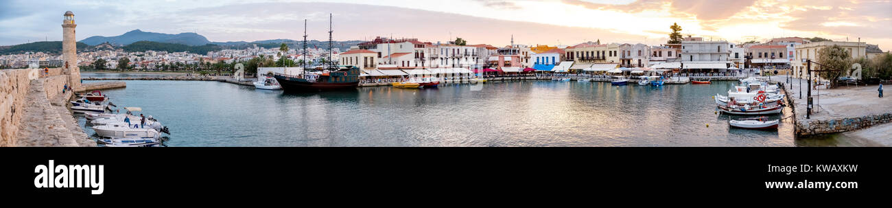 Abend mit Boote und Restaurants auf den Venezianischen Hafen, Rethymno, Rethimnon, Panorama, Kreta, Griechenland, Europa, Rethymno, Kreta, Griechenland, Europa, GRC, Stockfoto