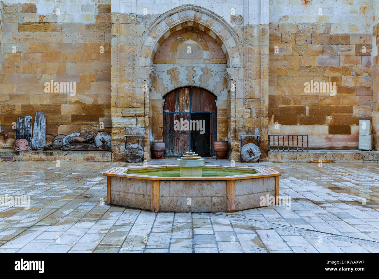Brunnen und Tür, Innenhof, Sarihan Karawanserei, Avanos, Kappadokien, Türkei Stockfoto