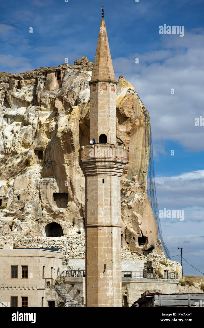 Minarett und Höhlenwohnungen, Urgup, Kappadokien, Türkei Stockfoto