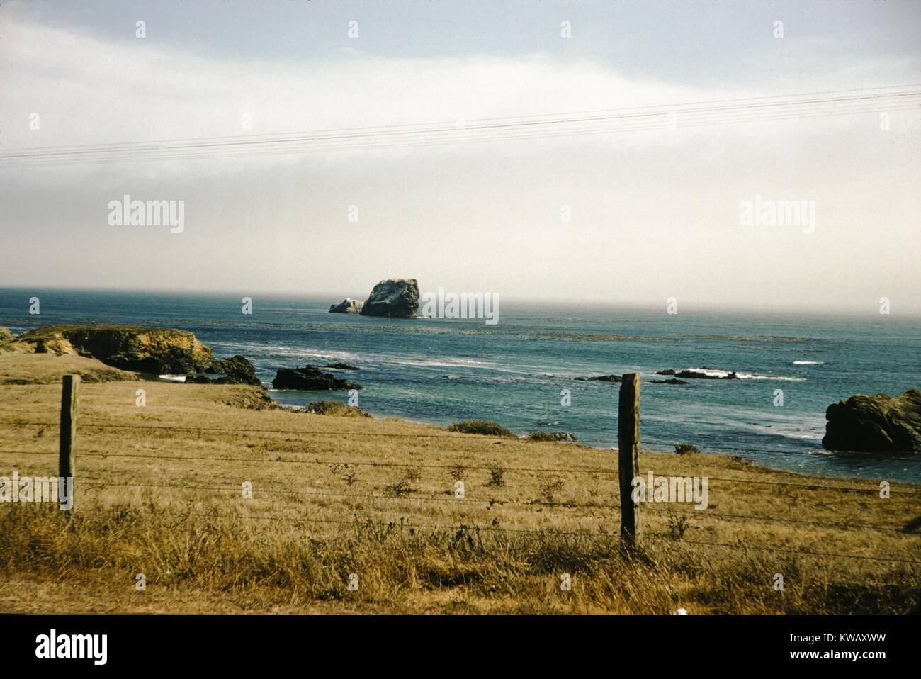 Großen Felsen steigen aus dem Wasser sofort aus dieser Küste, 1960. Stockfoto