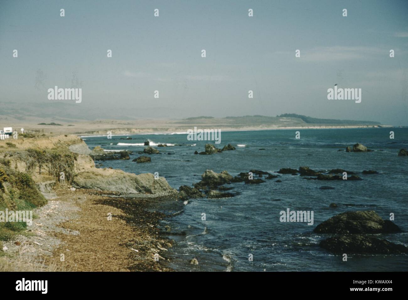 Die felsigen Angesichts dieser Küste steigt zusammen mit dem Gelände im Hintergrund, 1960. Stockfoto