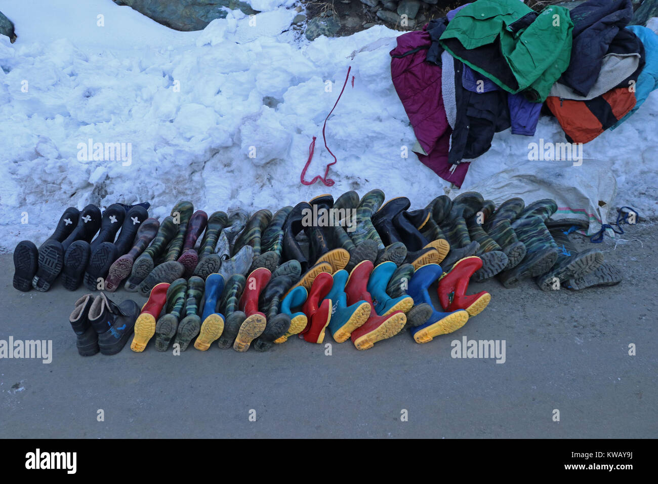 Indien. 01 Jan, 2018. Schneeschuhe sind für den Verkauf in Pahalgam, der berühmten Ferienort im Süden von Kaschmir Bezirk Anantnag gehalten. 100 Km südlich von Srinagar. Die nächtlichen Temperaturen in Pahalgam Gestern tauchte auf minus 5 Grad Celsius. Das berühmte Touristen Resort Datensätze starker Schneefall im Winter und der Main fließt - Die verdeckler Fluss-freeze Aufgrund der Temperaturen unter Null. Die Regierung hatte die Pläne, Touristen in den Wintern zu Pahalgam gewinnen durch den Bau einer Schlittschuhlaufen und Skifahren in der Umgebung. Credit: Umer Asif/Pacific Press/Alamy leben Nachrichten Stockfoto