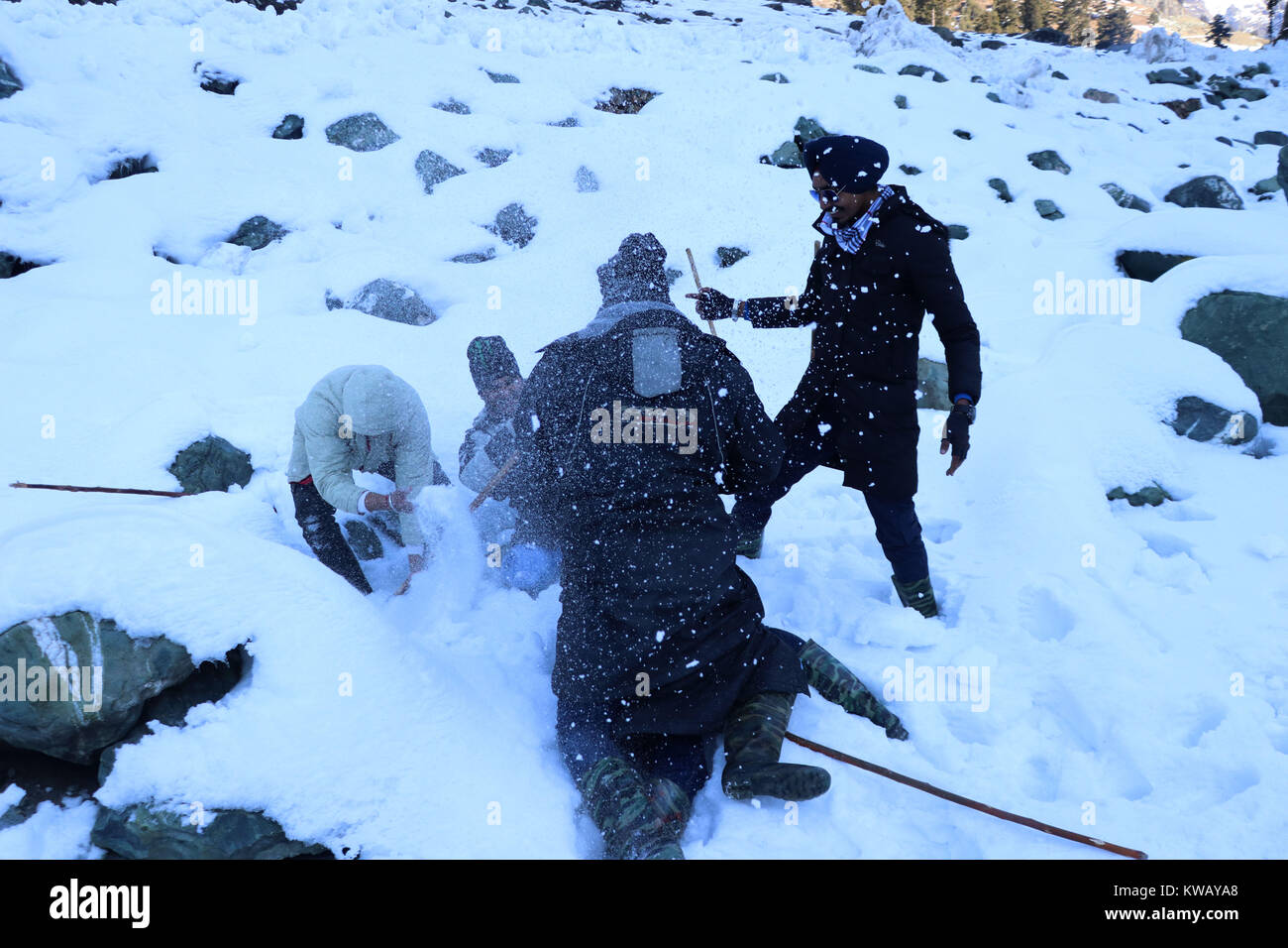 Indien. 01 Jan, 2018. Touristen genießt mit im Schnee in Pahalgam, der berühmten Ferienort im Süden von Kaschmir Bezirk Anantnag. 100 Km südlich von Srinagar. Die nächtlichen Temperaturen in Pahalgam Gestern tauchte auf minus 5 Grad Celsius. Das berühmte Touristen Resort Datensätze starker Schneefall im Winter und der Main fließt - Die verdeckler Fluss-freeze Aufgrund der Temperaturen unter Null. Die Regierung hatte die Pläne, Touristen in den Wintern zu Pahalgam gewinnen durch den Bau einer Schlittschuhlaufen und Skifahren im Bereich Kredit: Umer Asif/Pacific Press/Alamy leben Nachrichten Stockfoto