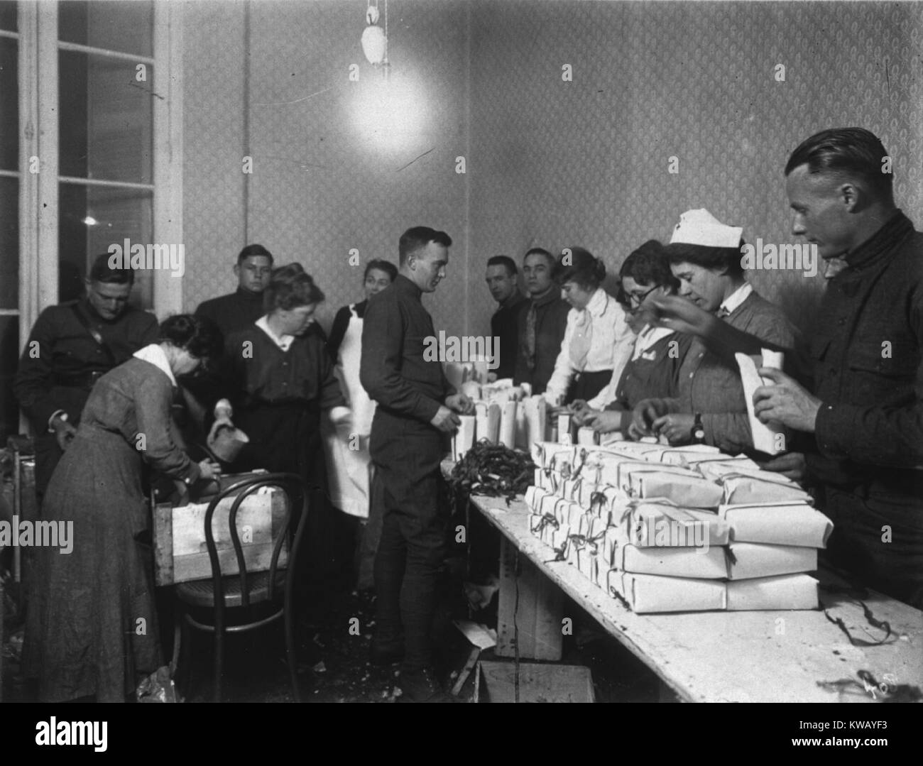 Mitarbeiter des Roten Kreuzes hand Weihnachten Pakete an die United States Army Hospital Center, Vichy, Frankreich, 1953. Mit freundlicher Genehmigung der nationalen Bibliothek für Medizin. Stockfoto