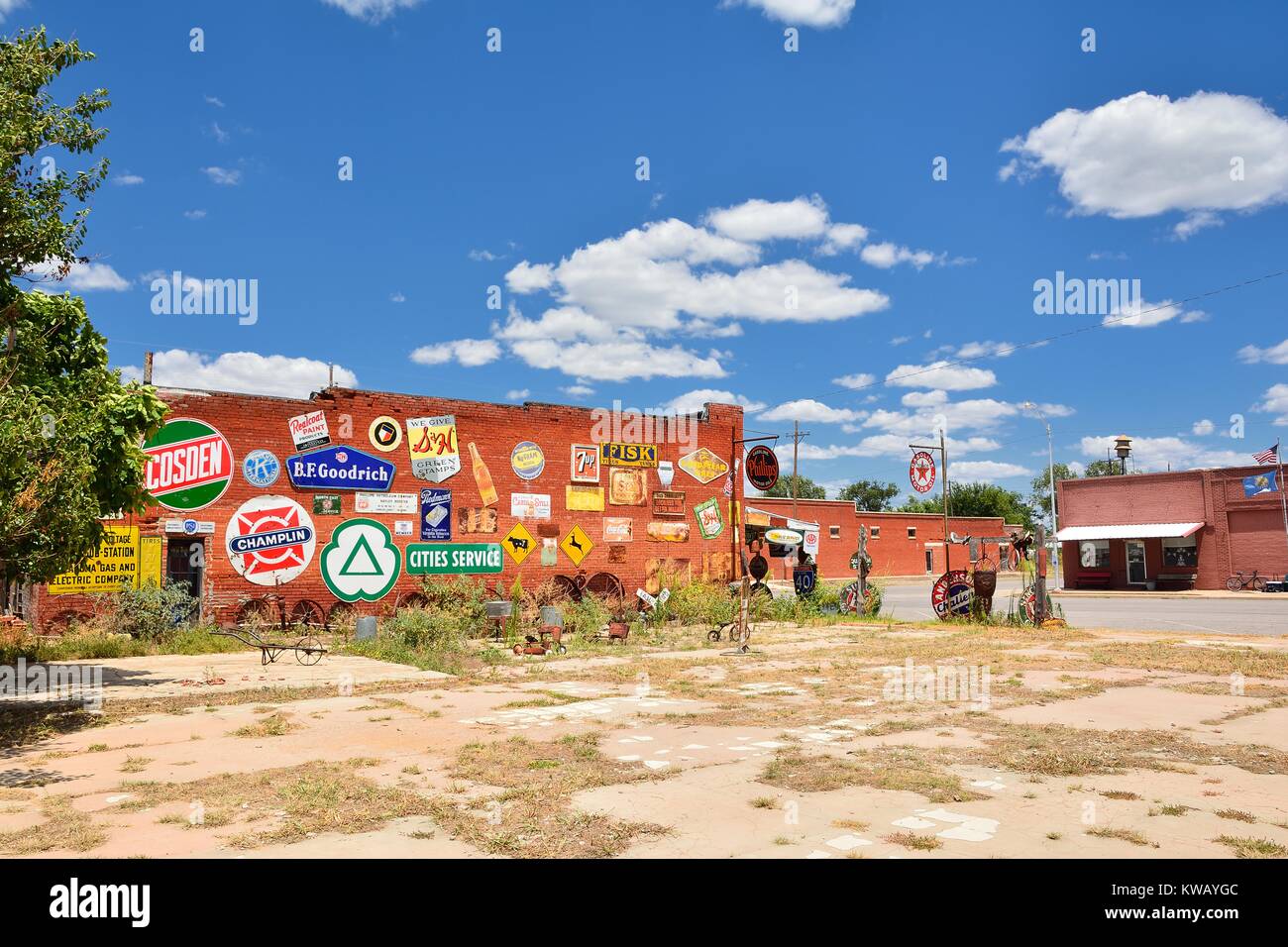 Erick, Oklahoma, USA - 20. Juli 2017: Sandhills Kuriositätenladen in Erick das älteste Gebäude der Stadt Meat Market entfernt. Es ist eine große Sammlung von Stockfoto